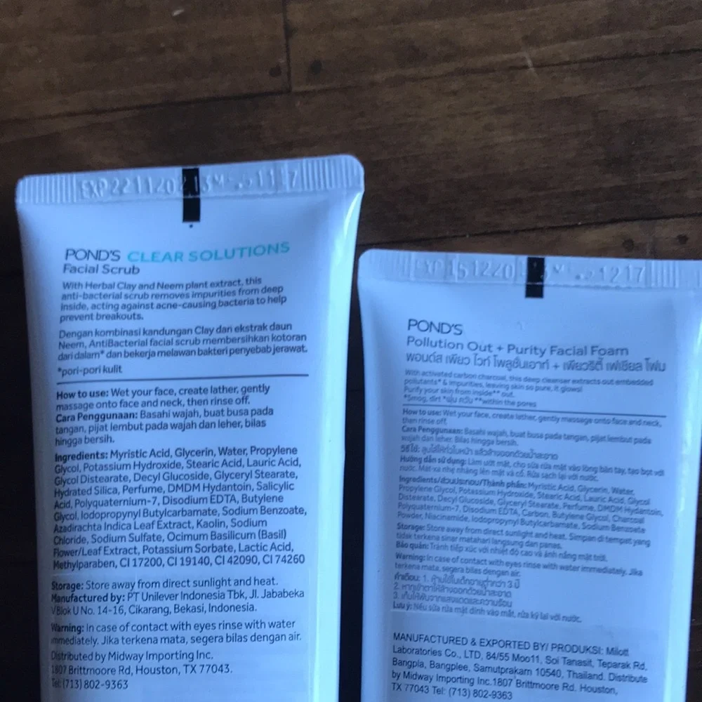 Ponds facial foam and facial scrub bundle - Picture 3 of 3